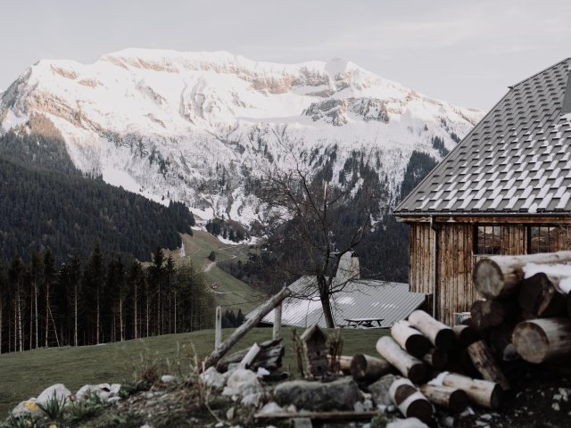 le reposoir mariage en montagne dans les Alpes